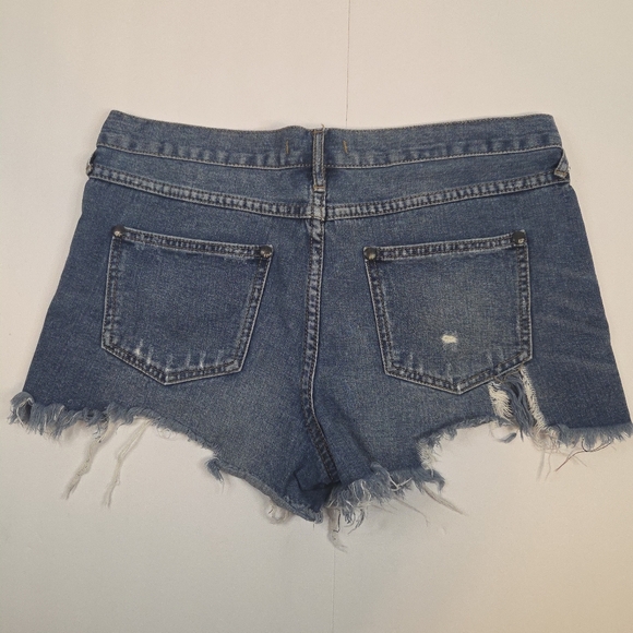Free People Midrise Denim Frayed Hem Distressed Blue Jean Shorts Womens Size 29 - Picture 7 of 13
